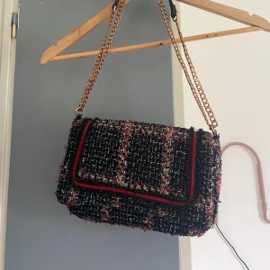 Becksöndargaard handväska - En riktigt snygg handväska som har använts flitigt. Den är köpt på secondhand och har ingen knapp kvar som syns på bilden men detta har ej stört mig!