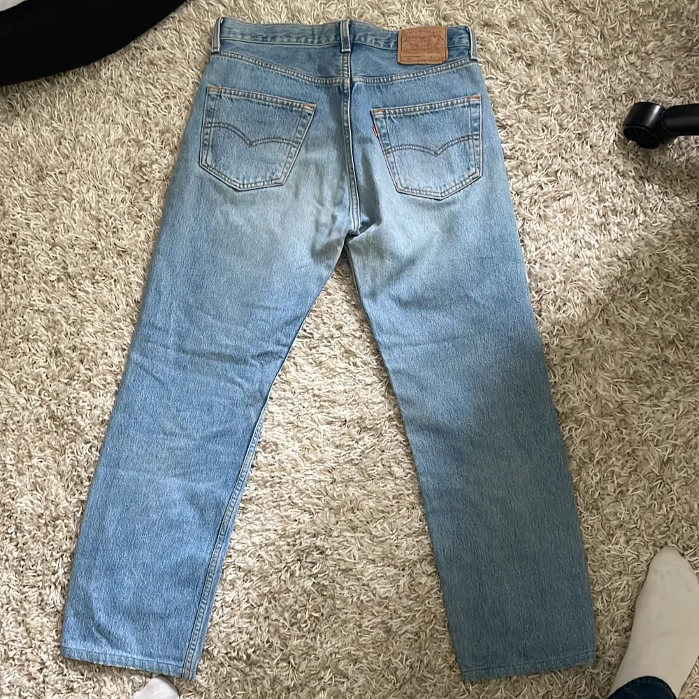 Tja! Säljer nu mina knappt använda Levis 501:or i storlek W32 L34. Som sagt kanppt använda och inga fläckar eller fel vad jag kan se. . Jeans & Byxor.