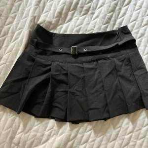 Zara kjol  - Mörkgrå kjol med inbyggda shorts från zara. storlek, S helt oanvända. 