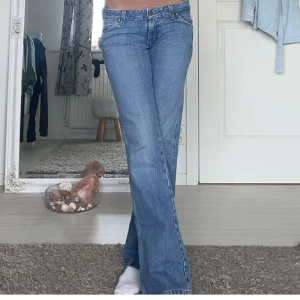 Lågmidjade jeans❤️ - Lågmidjade jeans från wrangler, kom privat för mer bilder ❤️dom är bra skick men använda en del❤️