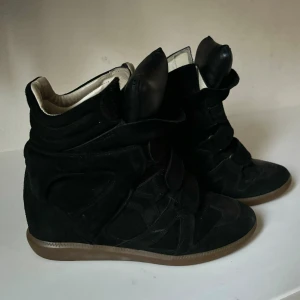 Isabel marant  - Intressekoll på mina Isabel marant skor i storlek 39! Bara intressekoll för att se vad folk är villiga att ge för dom så buda gärna 💕 (Tryck ej på köp nu!!!)