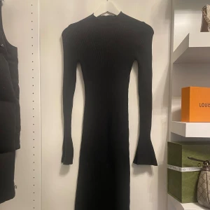 Lång svart stickad klänning - använd 1 gång