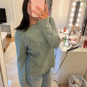 Vero Moda stickad tröja - Bra skick men lite ”nopprig” på vissa ställen.