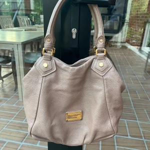 Marc Jacobs väska  - Jättefint skick i ljusbrun färg! Får plats med dator så perfekt till skolan!🩷 Pris kan vara förhandlingsbart så hör av dig vid intresse eller köp direkt för 2800kr🤍