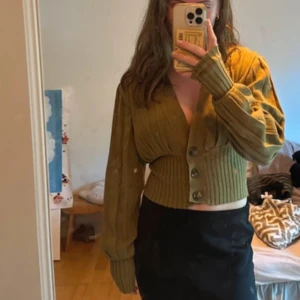 Grön Kofta från NA-KD  - Använd endast en gång så i nyskick!  Mossgrön fin färg. 