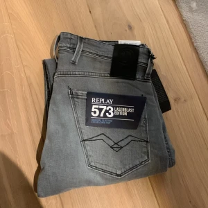 Replay anbass helt nya  - Replay jeans[]Modell-Anbass Modellen är runt 170cm och väger ca 55kg []Skick-10/10[]  MVH