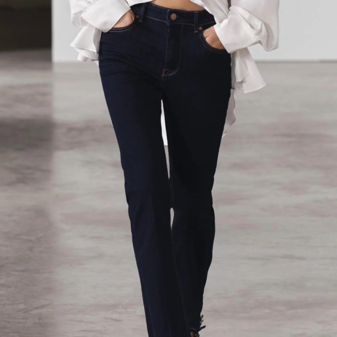 Zara mid rise flare jeans - 90
