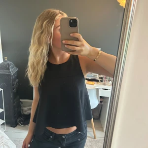 Svart topp - Svart topp från Gina i storlek m, nyskick 