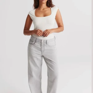 Baggy jeans NYA - Baggy jeans från ginatricot. Använda EN gång, köpte fel storlek.. strl 38. Nypris 499:-