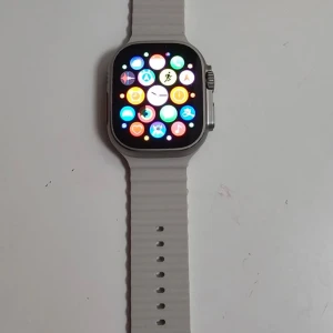 Klocka - Ganska bra klocka som helt ny endast använd 1 gång allt är i perkfekt skick hör av er om ni undrar något!