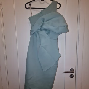 Oanvänd Turkos Klänning - Säljer denna helt oanvända turkosa klänningen från asos. Denna klänning behöver mer kärlek vilket är därför vi säljer den. Den är I storlek M. Släpper för 699:-
