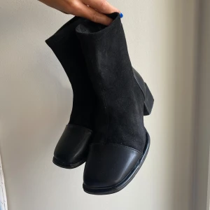 Ankelboots - Svarta ankelboots med fyrkantig tå. Dragkedja baktill