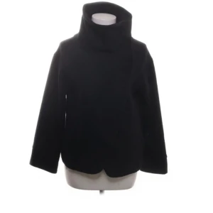 Kappa - Höstkappa med krage och lite kortare ärmar💗 Köpt på sellpy men inte använd av mig och har inga defekter! Strl 38 men passar xs-s