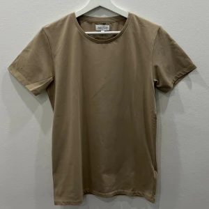 Beige tshirt These Glory Days  - Beige tshirt i storlek S, bra skick 