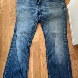 Min pappas gamla jeans som han inte använder längre, går att använda även om man är tjej då man kan vika ner de vid midjan eller sy på en knapp på de. Finns en reva vid skrevet men inget farligt