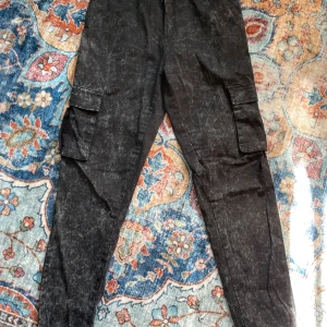 Cargobyxor - Cargobyxor från Madlady i en acidwash. Lite små i storleken, passar mig som har S. Höga i midjan.