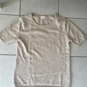 Stickad t-shirt  - Davida stickad t-shirt, bra kvalitet 