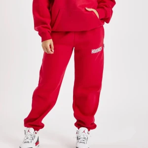 hoodrich sätt - Säljer tröjan för 500 och även byxorna för 500 men om man köper de tillsammans så kostar de 900, båda är i storlek xs. Kan skicka mer bilder om nån vill ha