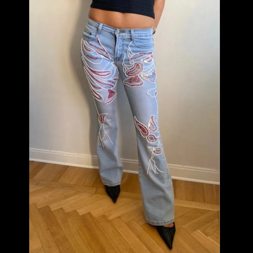 Super snygga jeans med as coolt mönster, Unika! Små glaspärlor påsydda, sååå fina! strl S stretch jeans.🔥🔥💓. Jeans & Byxor.