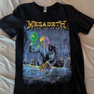 Svart Megadeth T-shirt 'Rust in Peace' - Säljer min Megadeth tröja den är bra skick men inte kommer användning på de senaste har köpt den från plick. storlek s 