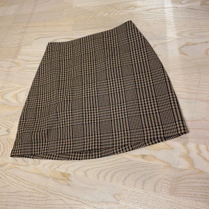 Kjol, höst, kläder - Brun rutig Kjol, höst, använd Max 5 gånger. Jätte fin skick😁🍁🍂