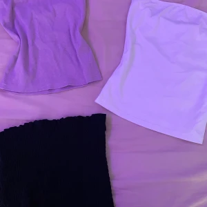 bandå toppar!! - 3 stycken jätteeeefina bandåtoppar perfekt till ett par lågmidjade jenas❤️den svarta från hm (ribbad) den vita från shein och den ljuslila från gina alla i xs och fint skick!!