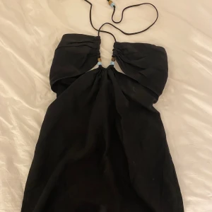 Halterneckklänning  - Så fin klänning man knyter i halsen💕