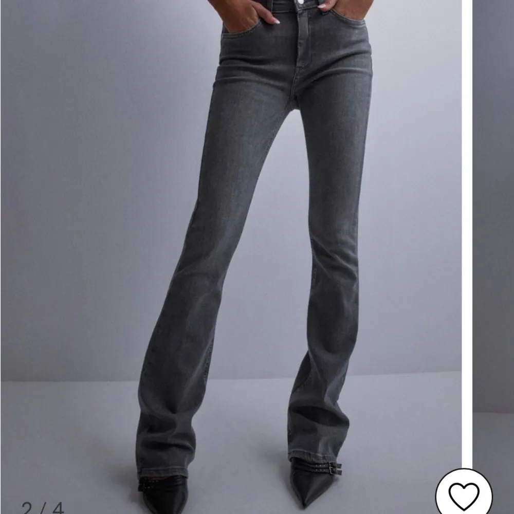 Säljer mina älskade gråa lågmidjade Bootcut jeans från salt! Köptes i september förra året. Dom är väldigt använda vilket man kan se på andra bilden. Annars är dom som nya! Pris kan diskuteras. Skriv om ni vill ha bilder elr mer info💗. Jeans & Byxor.