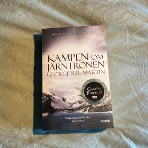 Game of Thrones (Bok 1) - Stor, tjock bok som inte är så använd. Svenskt exemplar.