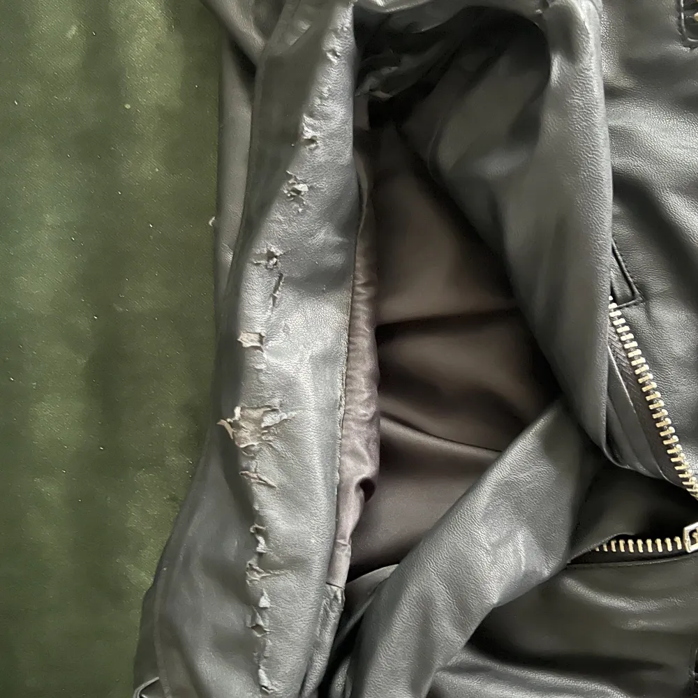 Bought secondhand, never used by me. It was too small for my shoulders. Fits XS to small S. The jacket has defects, so look closely at the pictures. Faux leather and fur. . Takit.