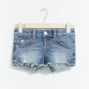 LOW CHUNKY Jeansshorts - Säljer de här jättefina och populära lågmidjade jeansshortsen i storlek 140 från Gina Tricot. Köpte dem på Plick till min dotter men de var tyvärr för små för henne. 