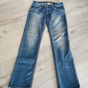 Timezone jeans - Lågmidjade jeans ifrån timezone. Köpta på vinted. Bilderna är ifrån förra ägaren. Storlek 26/32 men skulle säga att de är lite stora i storleken💗