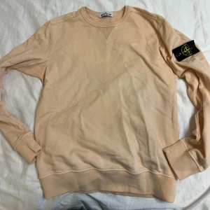 Stone island crewneck - Stone island crewneck i storlek M men passar även S. I en riktigt go persika färg!