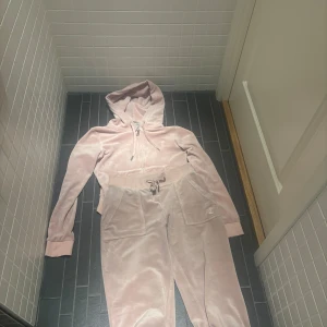Juicy Couture Set - inga defekter, lite ”lösa” trådar nere vid ärmarna med inget som syns! bra skick Går även att köpa separat - 450krst
