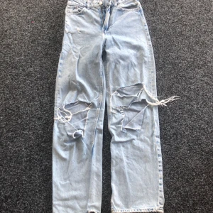 Blåa jeans med hål - Jag tror att dem är från HM är inte helt säker💗 ganska använda