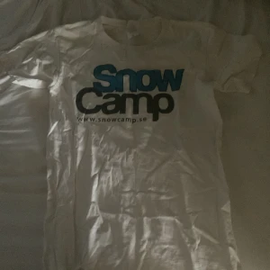 Snow camp tröja - Köpte den för 200kr från Snowcamp. Inget på den är sönder.