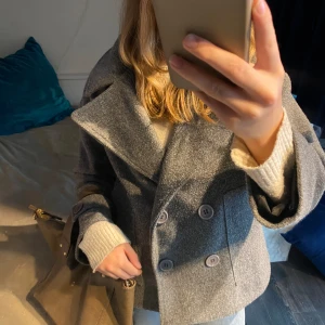 Design by Si kappa - Superfin grå kappa från Design by Si. Storlek XS/S😍Nypris 750kr💗Använd ett par gånger men fortfarande fint skick🫶🏼Perfekt för höst och vår!🍂🍃