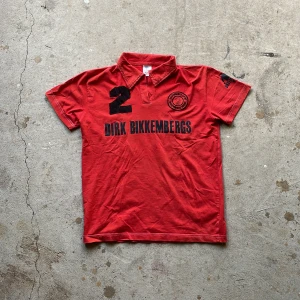 Dirk bikkembergs piké - Piké från Dirk Bikkembergs med feta detaljer. Den är i vintage skick men har inga flaws!