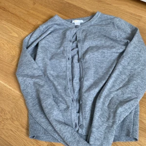 Grå kofta  - Knappt använd grå kofta frk Gina Young i storlek 158/164💕 Kostade 300 kr ny