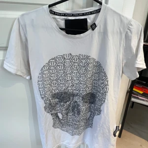 Philipp plein T-shirt  - Säljer denna feta Philipp plein t-shirt! Säljer pgd av att jag har växt ut den. Självklart äkta) bara att höra av er vid eventuella frågor:)