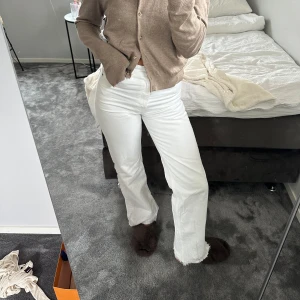 Vita raka jeans - Vita raka jeans med fransar nertill. Jag är 172 cm & längden är perfekt!💖