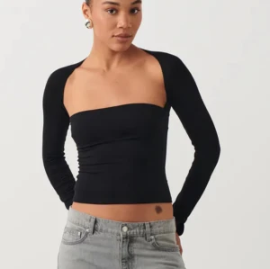 Långärmad topp - Långärmad topp med squareneck och sleves. Kommer i Gina Tricots soft kollektion och har därför ett väldigt bekvämt material. Sparsamt använd då den är en storlek för stor, ser ut som ny. 