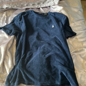 Ralph lauren t shirt - Nästan oanvänd, den satt lite för stort på mig enligt min smak, kostar 1200kr ungefär och äkta såklart