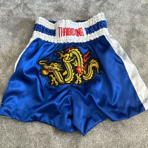 Boxningsshorts herr - Oanvända shorts i storlek XXL. Säljer även ett par matchande handskar