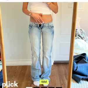 Lågmidjade jeans - Säljer mina sjukt snygga jeans köpta här på plick av perfectjeans(deras bilder) Dem absolut perfekta jeansen med perfekt färg men säljer då jag verkligen måste rensa❤️❤️