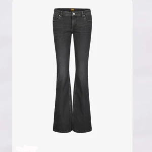 LEE JEANS💓 - Säljer dessa jätte snygga low waist bootcut lee jeansen. Köpta här på Plick men tyvärr för korta därav jag säljer. Mycket bra skick och bara att höra av sig vid frågor!😇💗 Kan tänka mig att gå ner i pris!