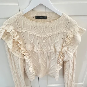 Stickad tröja - Super fin stickad tröja som är för liten. Super fint skick. Ganska liten i storleken då jag valingtvis är en S. Pris kan diskuteras.🌸