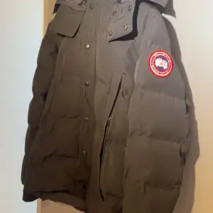 Canada goose Wyndham i storlek S, väldigt fint skick men tyvärr inget og som medföljer, jackan är självklart äkta! Kan även bytas mot Moncler maya size 2, självklart med pengar från mitt håll emellan då.