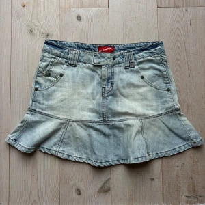 Jeanskjol - Så fin jeanskjol med volang! Sitter super fint 💕