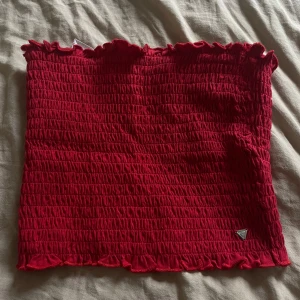 Bandou topp - Från Guess Oanvänd  Storlek S Superfin